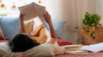 Senjata Paling Sunyi: Kenapa Membaca Buku Bisa Jadi Bentuk Protes Paling Kuat?