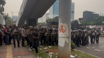Berbeda dengan Aksi May Day Fiesta di Monas, Peringatan Hari Buruh di DPR Dipukul Mundur Aparat