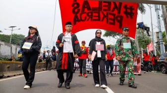 Ribuan Buruh Geruduk Gedung DPR saat Peringatan May Day 2025