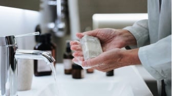 Cuci Tangan Pakai Sabun Cuci Piring, Aman atau Bencana untuk Kulit?