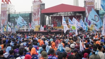 Presiden Prabowo Subianto menyampaikan pidato saat menghadiri peringatan Hari Buruh Internasional di kawasan Monumen Nasional (Monas), Jakarta, Kamis (1/5/2025). [Suara.com/Alfian Winanto]