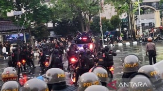 Penyusup Berpakaian Hitam Buat Onar di Aksi Damai Buruh, Polisi Bubarkan Massa dengan Gas Air Mata