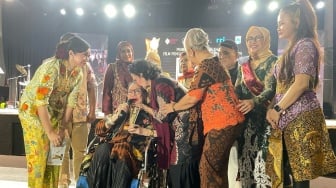 Raih Penghargaan Lifetime Achievement, Connie Sutedja Nangis Tersedu