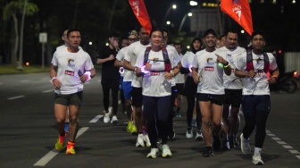 3.100 Pelari 'Glow in the Dark' Bidik Rekor MURI dalam Lomba Lari Malam di Jakarta