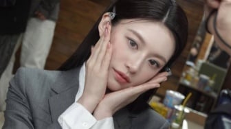 4 Gaya OOTD Andalan Go Youn Jung untuk Tampil Chic dan Effortless!