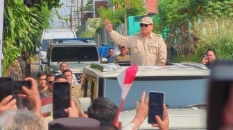 Presiden Prabowo Sapa Warga dari Sunroof Maung saat Tiba di SDN Cimahpar 5 Bogor