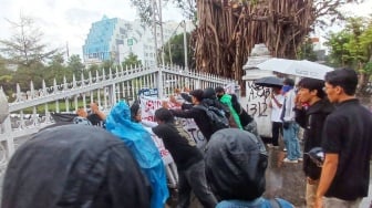 Kantor Wakil Rakyat Dikunci, Aspirasi Pendidikan Terkunci? Hardiknas Berujung Ricuh di Yogyakarta