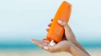 4 Rekomendasi Sunscreen Kemasan Jumbo, Dijamin Awet Hingga Bulanan!