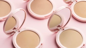 Perbedaan Cushion dan Bedak: Formula, Hasil Akhir hingga Harganya