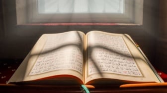 Terlilit Hutang? Ini Cara Cepat Kaya dengan Baca Surat Al-Ikhlas 1000 Kali