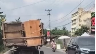 Berbahaya, Mobil Pengangkut Sampah Tak Layak Masih Aktif di Palembang