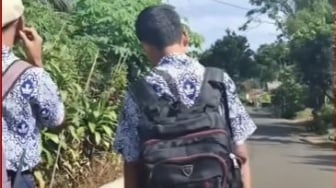 'Capek Pak Dedi' Kata Pelajar Jawa Barat Yang Protes Wajib Jalan Kaki ke Sekolah