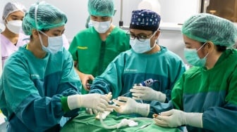 Terobosan Medis di Sorong: Dokter Spesialis THT Lakukan Operasi dengan Teknologi Canggih