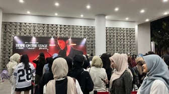 ARMY Jakarta Totalitas! Riasan On Point Terjang Hujan Demi J-Hope di GBK