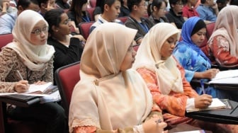 Parenting Hanya untuk Orang Berpendidikan, Benarkah?