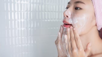 Mitos atau Fakta: Cuci Muka Saat Cuaca Panas Menyebabkan Jerawat? Ini Penjelasan Dokter