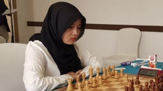Warisan Catur Keluarga: Kisah Inspiratif Shafira, dari Bidak di Tangan Hingga Piala Dunia