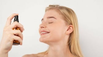 7 Produk Setting Spray Terbaik, Makeup Dijamin Awet dan Anti Longsor!