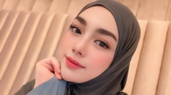 4 Potret Stylish Celine Evangelista Pakai Hijab, Sukses Curi Perhatian