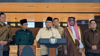 Prabowo Bikin Heboh di Bandara Soetta: Candaan "Menghilang" ke Menhan Jadi Sorotan!