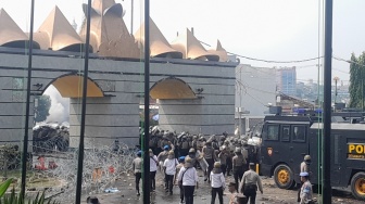 Ricuh! Aksi Demo Petani Singkong di Gedung DPRD Lampung