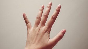 Tips Skincare untuk Atasi Kulit Belang di Tangan, Cukup Pakai 2 Produk