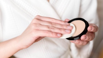 Perbedaan Compact Powder dan Two Way Cake, Mana yang Lebih High Coverage?