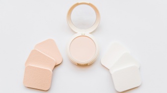Perbedaan Compact Powder dan Two Way Cake: Mana yang Cocok untuk Kulit Anda?