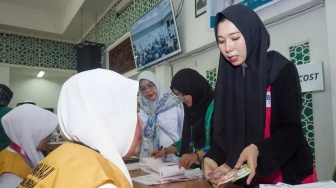 Diperiksa 4 Dokter, Jemaah Haji Kloter 1 Balikpapan Lalui Tahap Kesehatan dan Administrasi