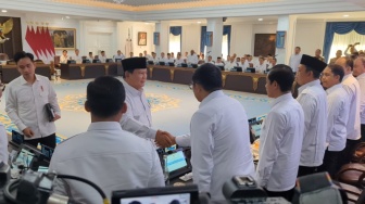 Hasan Nasbi Masih Ikut Sidang Kabinet, Prabowo Sapa 'Hei', Gibran Beri Senyum
