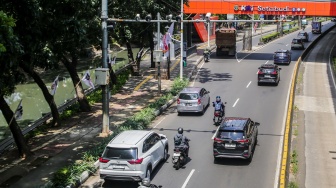 Kamera tilang elektronik mobile atau ETLE (Electronic Traffic Law Enforcement) terpasang di Jalan Rasuna Said, Jakarta, Senin (5/5/2025). [Suara.com/Alfian Winanto]