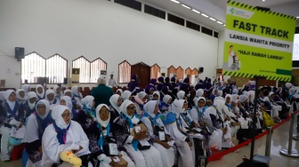Calon jamaah haji menunggu pendataan di Asrama Haji Pondok Gede, Jakarta, Senin (5/5/2025). [Suara.com/Alfian Winanto]
