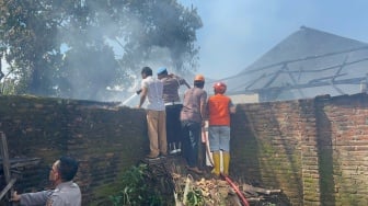 Kebakaran Hanguskan Rumah di Belakang Pasar Dlanggu, Akses Sulit Hambat Pemadaman