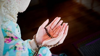 8 Perbuatan yang Menjauhkan Rezeki Menurut Islam, Muslim Wajib Menjauhinya!