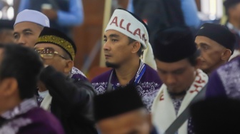 Calon jamaah haji menunggu pendataan di Asrama Haji Pondok Gede, Jakarta, Senin (5/5/2025). [Suara.com/Alfian Winanto]
