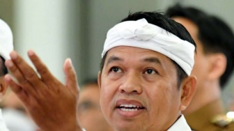 Siapa Istri Dedi Mulyadi Sekarang? Gubernur Jawa Barat yang Adu Argumen dengan Aura Cinta