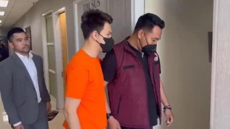 Jonathan Frizzy Ditangkap Dalam Kondisi Sakit, Kini Tak Ditampilkan Sebagai Tersangka