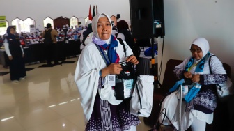 Petugas usai melakukan pendataan calon jamaah haji di Asrama Haji Pondok Gede, Jakarta, Senin (5/5/2025). [Suara.com/Alfian Winanto]
