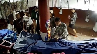 Kediri Gempar! Gerombolan Berkedok Suporter Persebaya Gasak Toko Buah, Aksi Terekam CCTV