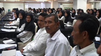 Mengharukan! Penjaga Sekolah 58 Tahun Tempuh 266 KM Demi PPPK