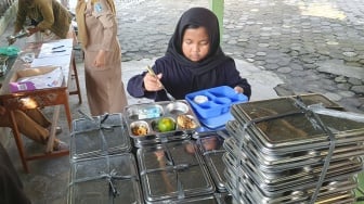 SDN Kledokan: Atap Kelas Ambrol, Siswa Kelas 1-3 Belajar di Rumah, MBG Jalan Terus
