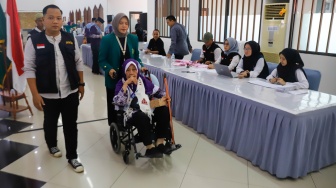 Intip Calon Jemaah Haji Gelombang Kedua Mulai Berdatangan ke Asrama Haji Pondok Gede