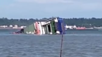 Kapal Feri Karam, Dua Penumpang Diduga Terjebak di Dalam Mobil