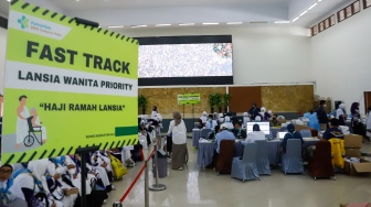 Petugas melakukan pendataan calon jamaah haji di Asrama Haji Pondok Gede, Jakarta, Senin (5/5/2025). [Suara.com/Alfian Winanto]
