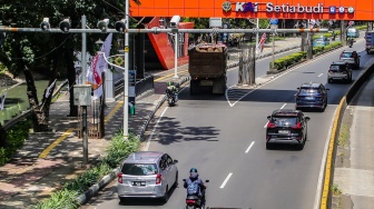 Kamera tilang elektronik mobile atau ETLE (Electronic Traffic Law Enforcement) terpasang di Jalan Rasuna Said, Jakarta, Senin (5/5/2025). [Suara.com/Alfian Winanto]
