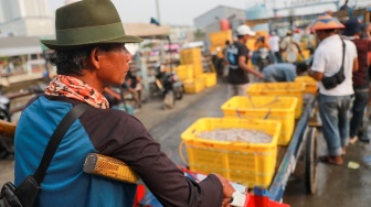 Pekerja melakukan bongkar muat ikan di Dermaga Pelabuhan Muara Angke, Jakarta, Selasa (6/5/2025). [Suara.com/Alfian Winanto]
