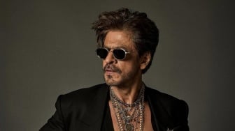 Penampilan Perdana Shah Rukh Khan di Met Gala 2025 Curi Perhatian, Intip Detail Busana Mewahnya