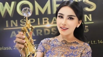 Dari Pedangdut ke DPRD: Bebizie Raih Penghargaan Inspiratif atas Kiprahnya bagi Kaum Perempuan