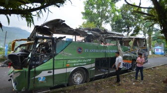 Warga melihat kondisi Bus ALS (Antar Lintas Sumatera) yang hancur akibat kecelakaan di Padang Panjang, Sumatera Barat, Selasa (6/5/2025). [ANTARA FOTO/Iggoy el Fitra/bar]