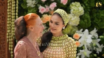 Momen Luna Maya Minta Doa Restu Ibunda Pakai Bahasa Inggris, Netizen Ikut Menangis: Nggak Ngerti...